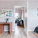 Sunny And 3-bedroom Penthouse With Garage Lägenhet