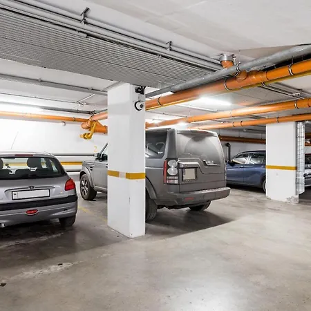 アパート Sunny And 3-bedroom Penthouse With Garage