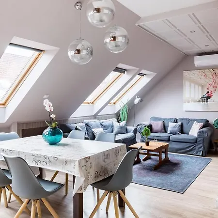 アパート Sunny And 3-bedroom Penthouse With Garage