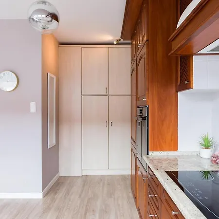 アパート Sunny And 3-bedroom Penthouse With Garage *