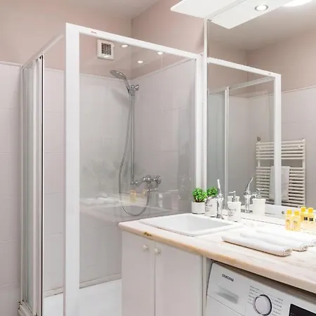 Sunny And 3-bedroom Penthouse With Garage アパート