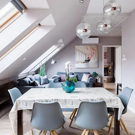 アパート Sunny And 3-bedroom Penthouse With Garage *