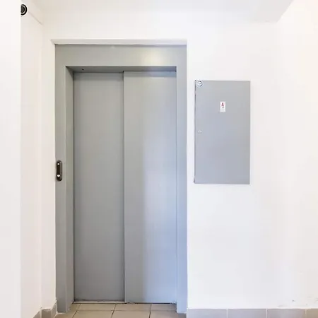 アパート Sunny And 3-bedroom Penthouse With Garage