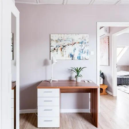 アパート Sunny And 3-bedroom Penthouse With Garage *