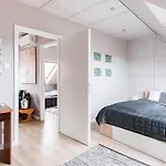 Sunny And 3-bedroom Penthouse With Garage Budapesta