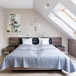Sunny And 3-bedroom Penthouse With Garage Apartament