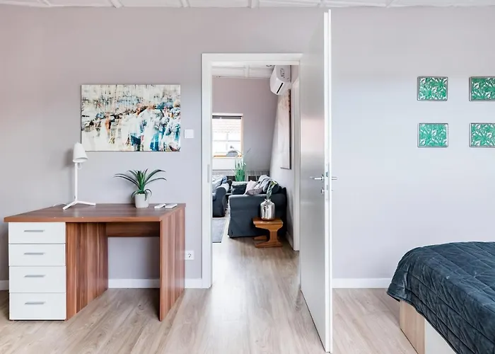Sunny And 3-bedroom Penthouse With Garage Apartmán