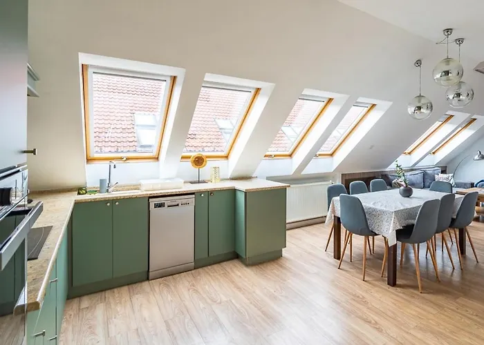 Sunny And 3-bedroom Penthouse With Garage Appartement Budapest